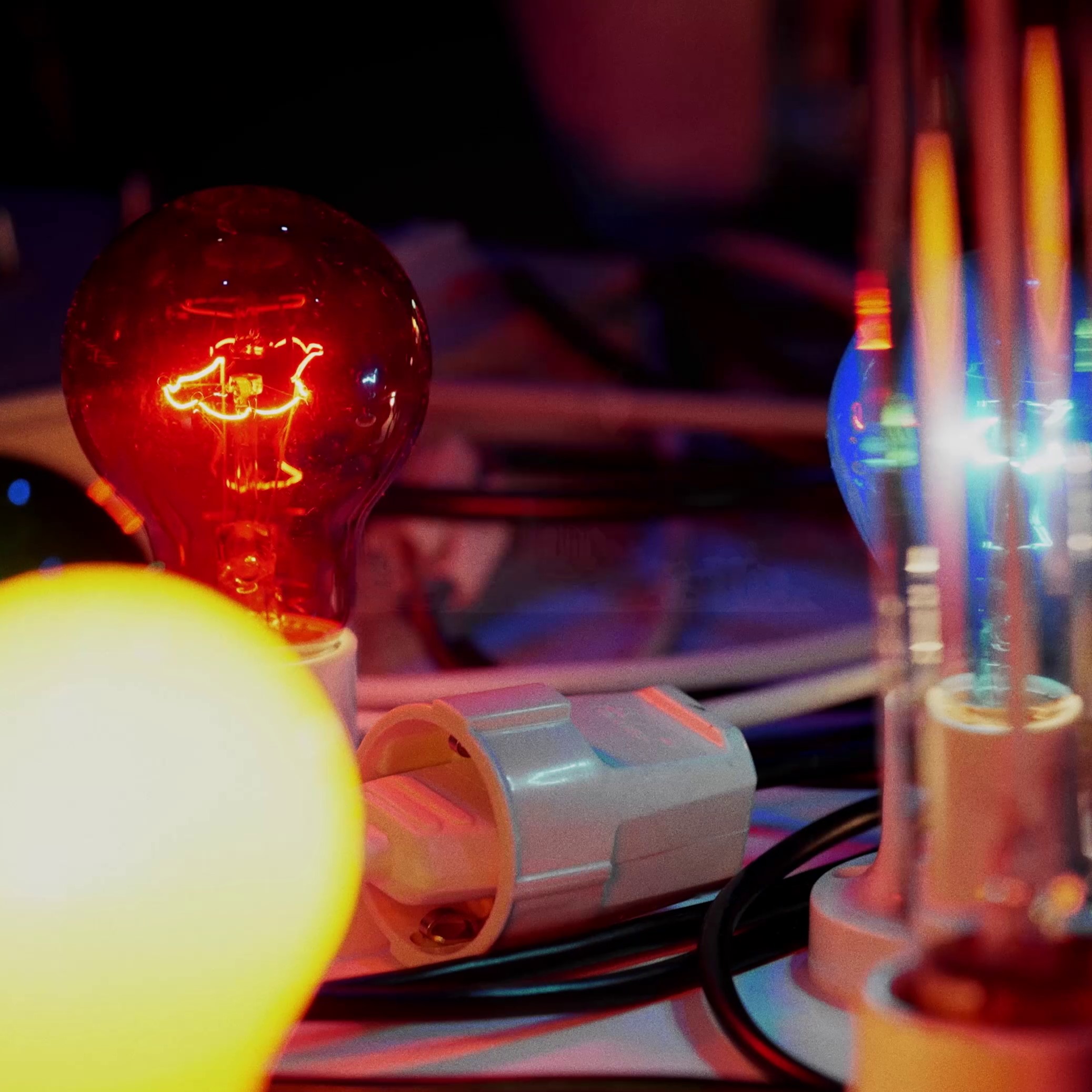 Mehr über den Artikel erfahren Michael Vorfeld – Glühlampenmusik